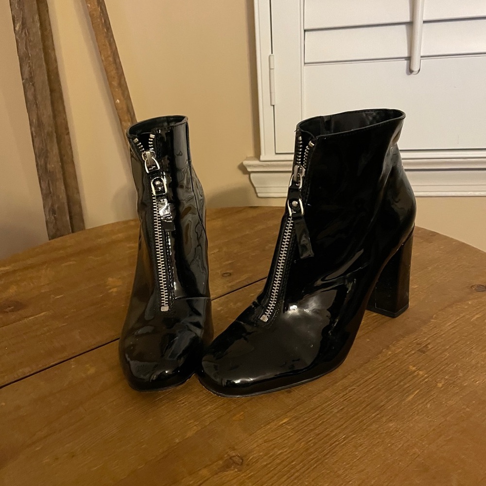 Black Tahari boots